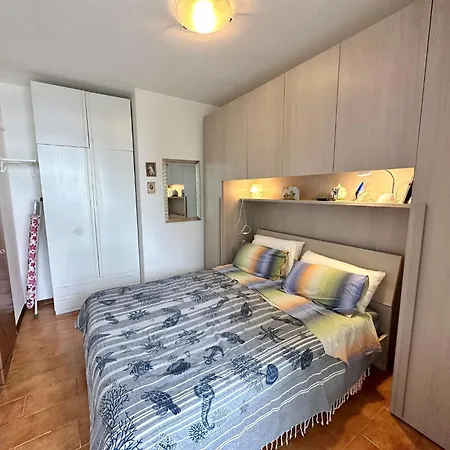 Apartment Beachside Retreat For Families With Parking